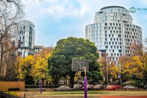 Elegant Apartment in Park with Rooftop Infinity Pool on St Kilda Road, Melbourne