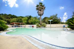 Mobil-home climatisé, camping 3étoiles, 5 min du Lac et à 15 min de Mimizan-Plage