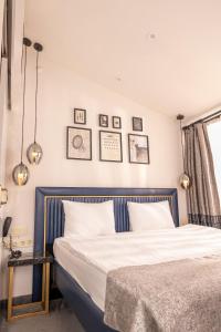 Double Room with Balcony (2 Adults + 1 Child) room in Corner Hot