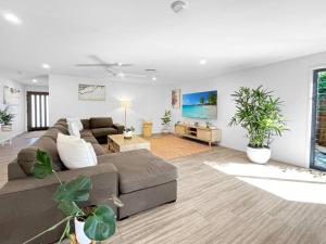 Summer Retreat 4 min drive from Moololaba Beach