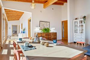 Casa nórdica en el bosque con vistas al mar