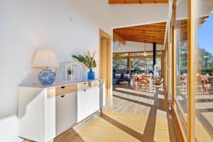 Casa nórdica en el bosque con vistas al mar