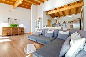 Casa nórdica en el bosque con vistas al mar