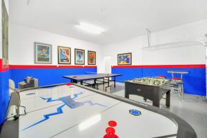 Upstay Sleeps 26 w Private Pool, Hot Tub, Games
