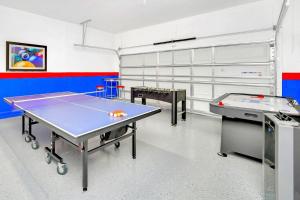 Upstay Sleeps 26 w Private Pool, Hot Tub, Games