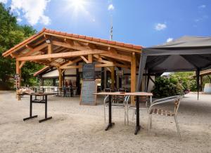 Mobil-home climatisé, camping 3étoiles, 5 min du Lac et à 15 min de Mimizan-Plage