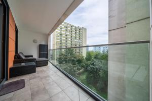 Warsaw Center Business Apt - Parking and Balcony - by Rentujemy