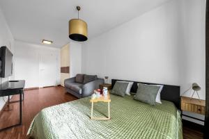 Warsaw Center Business Apt - Parking and Balcony - by Rentujemy