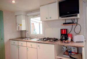 Campings Mobil-home climatise, camping 3etoiles, 5 min du Lac et a 15 min de Mimizan-Plage : photos des chambres