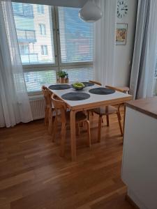 Cozy apartment, airport 3km, private parking, sauna