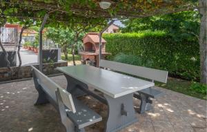 Awesome Apartment In Micetici With Wifi