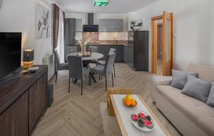 Awesome Apartment In Micetici With Wifi