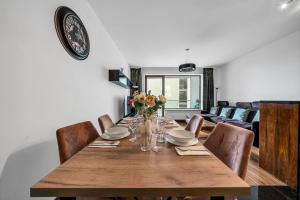 Warsaw Center Business Apt - Parking and Balcony - by Rentujemy
