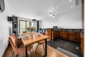 Warsaw Center Business Apt - Parking and Balcony - by Rentujemy