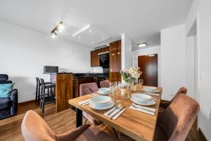 Warsaw Center Business Apt - Parking and Balcony - by Rentujemy