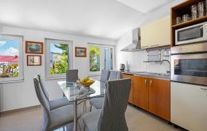 2 Bedroom Gorgeous Apartment In Rogoznica 