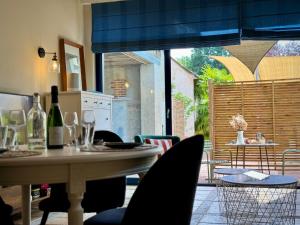 Maisons de vacances la Maison sous les Arbres - Duplex, jardin et spa : photos des chambres