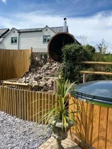 The lodge spa with sauna, hot tub, outdoor cinema and kitchen with firepit area - Dorrington