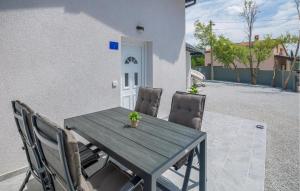 Cozy Apartment In Micetici With Wifi