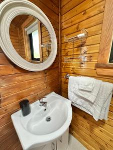 Cosy Portmor Log Cabin- Sea views, Deck & Relaxation