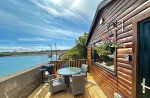 Cosy Portmor Log Cabin- Sea views, Deck & Relaxation - Umgall