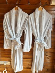 Cosy Portmor Log Cabin- Sea views, Deck & Relaxation