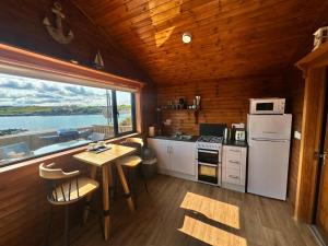 Cosy Portmor Log Cabin- Sea views, Deck & Relaxation