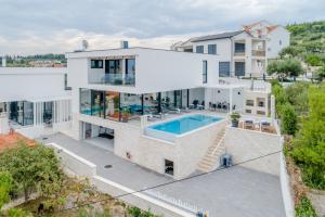 Luxury "Villa Vitae" with heated infinity-pool, 8 sleeps