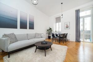 Stylish Flat with Terrace and AC