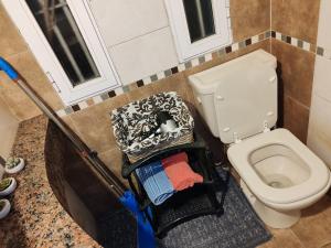 Apto independiente al fondo de casa familiar