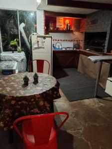 Apto independiente al fondo de casa familiar