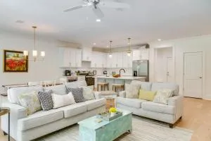 Chic St Simons Island Vacation Rental with Backyard - Druid Oaks