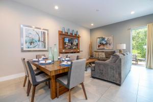 Gorgeous 4 Suites DREAM Villa 5 min to Disney