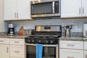 Gorgeous 4 Suites DREAM Villa 5 min to Disney