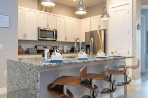 Gorgeous 4 Suites DREAM Villa 5 min to Disney