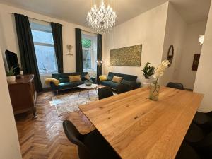 Central apartment in Viennese old building