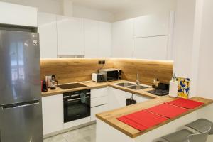 2 br cozy stylish apartment