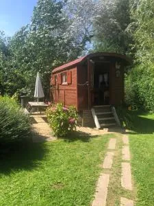 Roulotte dans un cadre verdoyant - Caffiers