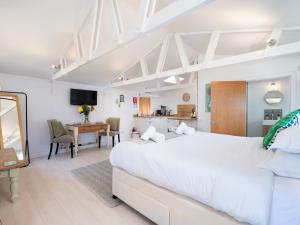 Bright & Airy Countryside Cabin Near Oxford, Perfect Getaway with Scenic Views - Pass the Keys