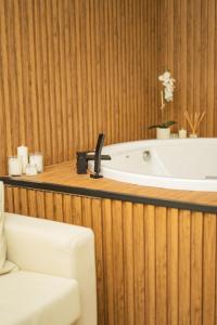 Domus Suite Herculaneum jacuzzi