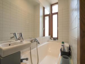 Midcentury modern, quiet, 40m studio with bath