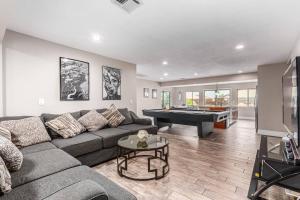 8BR Multimillion Estate-300k Pool-Spa-Sportscourt