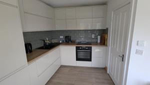 Large Newly updated 3BD Duplex 20Min to Airport