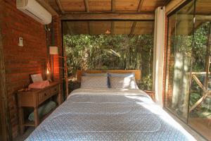 Suíte de Vidro com Cachoeira no Quintal