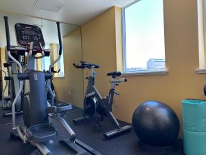 Downtown-Elevator-King Bed-Garage Parking-Laundry