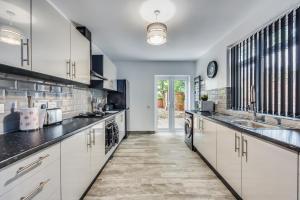 Luxury 4-Bed Home in Coventry City Centre - Sleeps 10 - Ideal for Corporate and Contractors