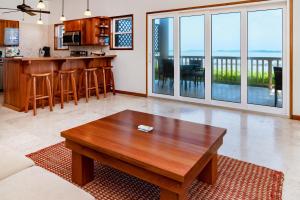 Residences at Barrier Reef 10-3A Oceanfront 2 BR by Stay Floreo