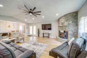 Eufaula Home - Walk to Lake Beach!