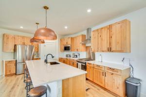 2 Mi to Lake Stunning Twin Lakes Home with Deck