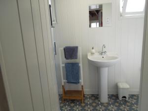 Maisons de vacances Chez Pauline, Gavray. House with secure parking, Wi-Fi & garage. : photos des chambres